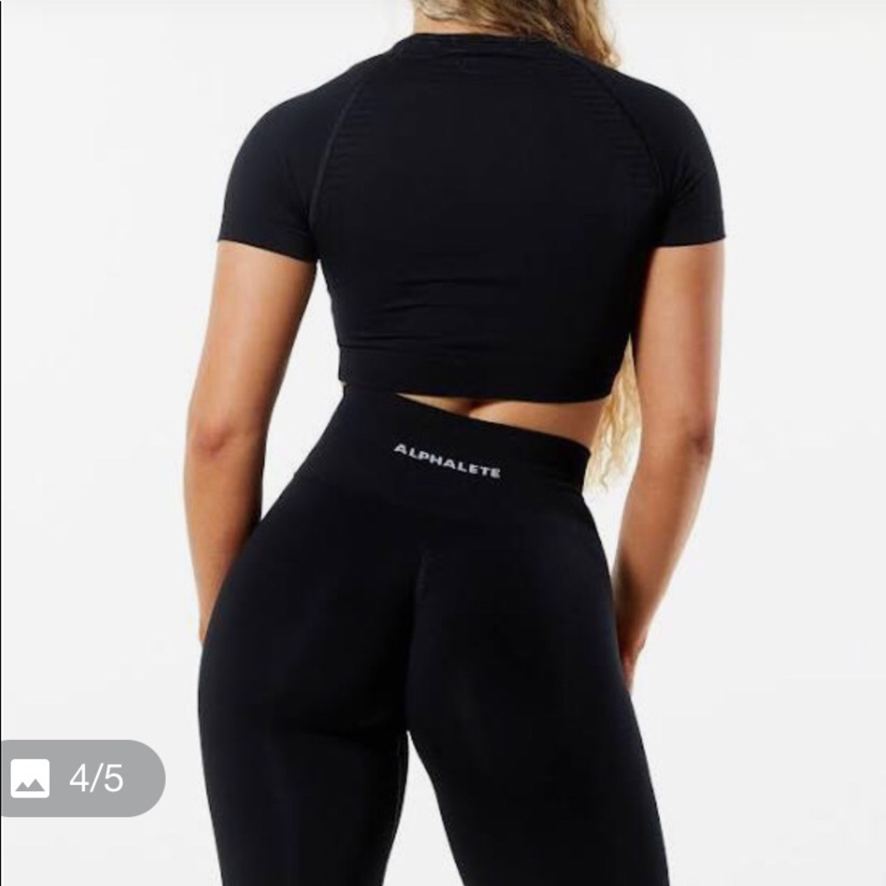 SOLD 🖤 Alphalete workout crop top - Picture 2 of 4